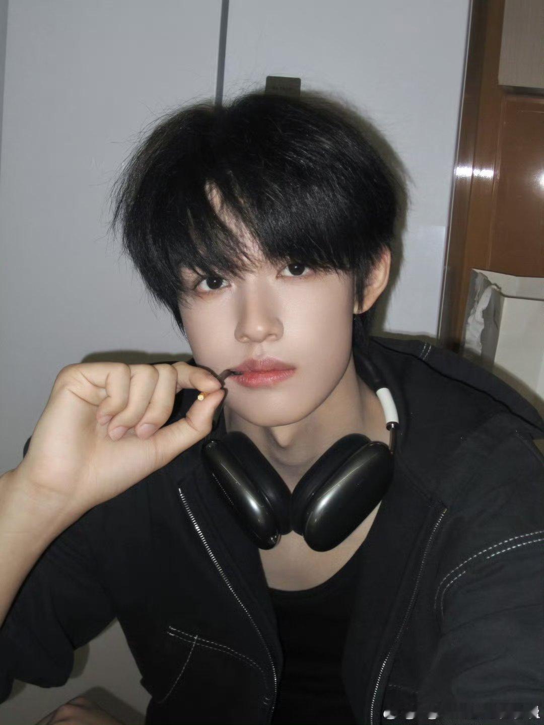 张极绷带造型富有且大方 当别人还在追潮流，他已经在玩风格，这一身绷带造型直接把“