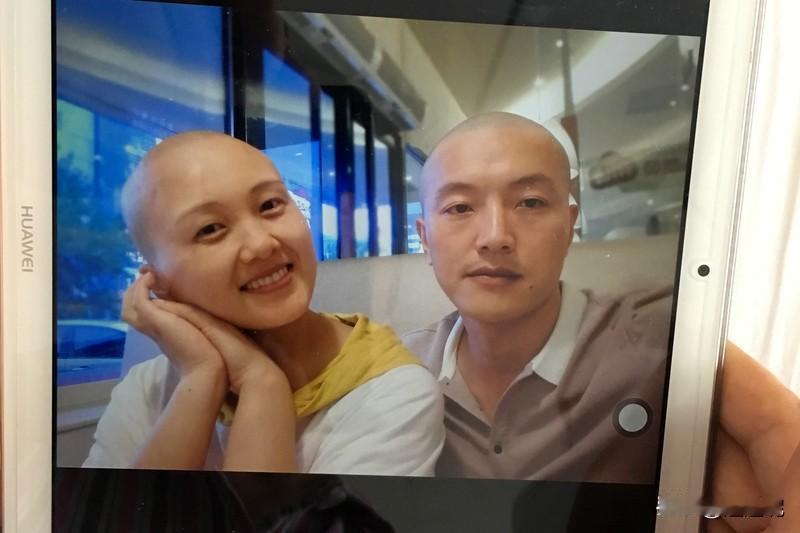 乳腺癌化疗第一次肯定掉头发！
只不过每个人掉的都不一样！
一是大家身体素质高低不