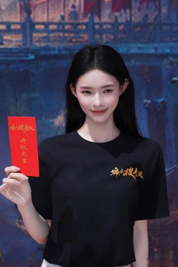 林允锦衣搜金录开机妆林允刘笑嫣开机状态 林允姐姐今天的状态看起来真的很好，感觉心