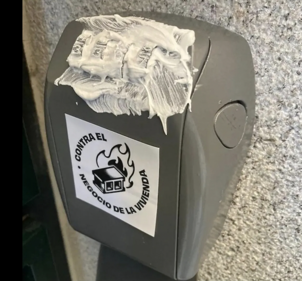 #西班牙500间客房密码锁遭胶水封死#【500间房的密码锁一夜全被胶水粘死！西班