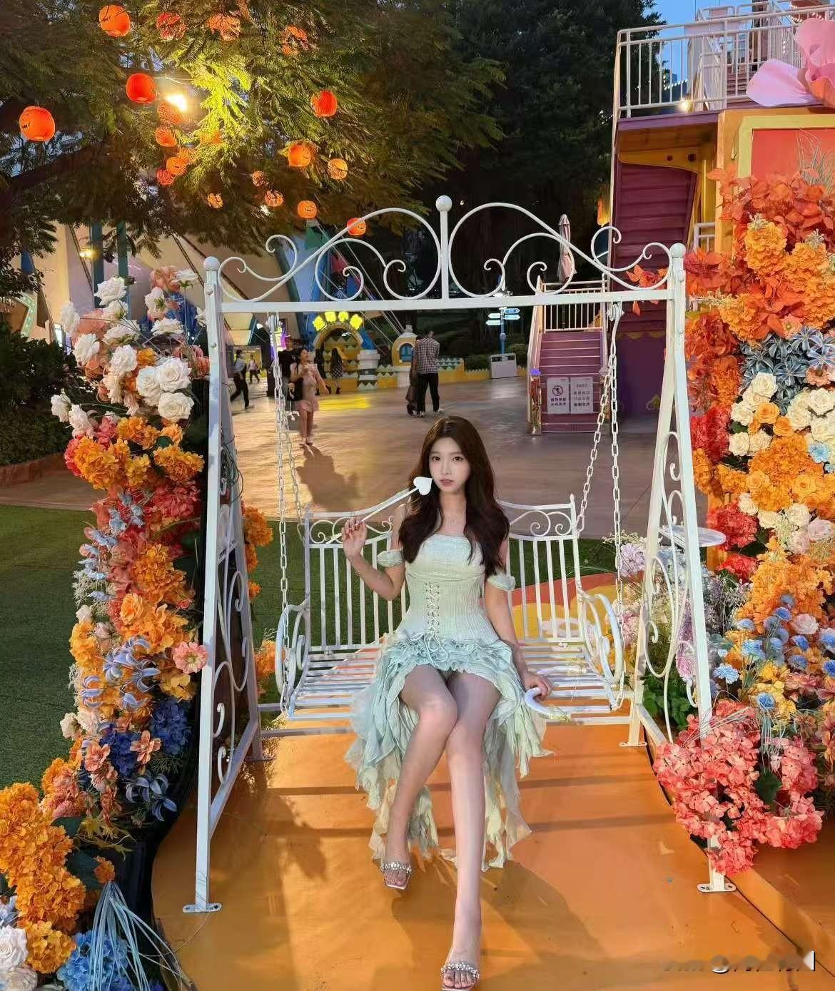 梦幻花园中的秋千，少女与花海相伴