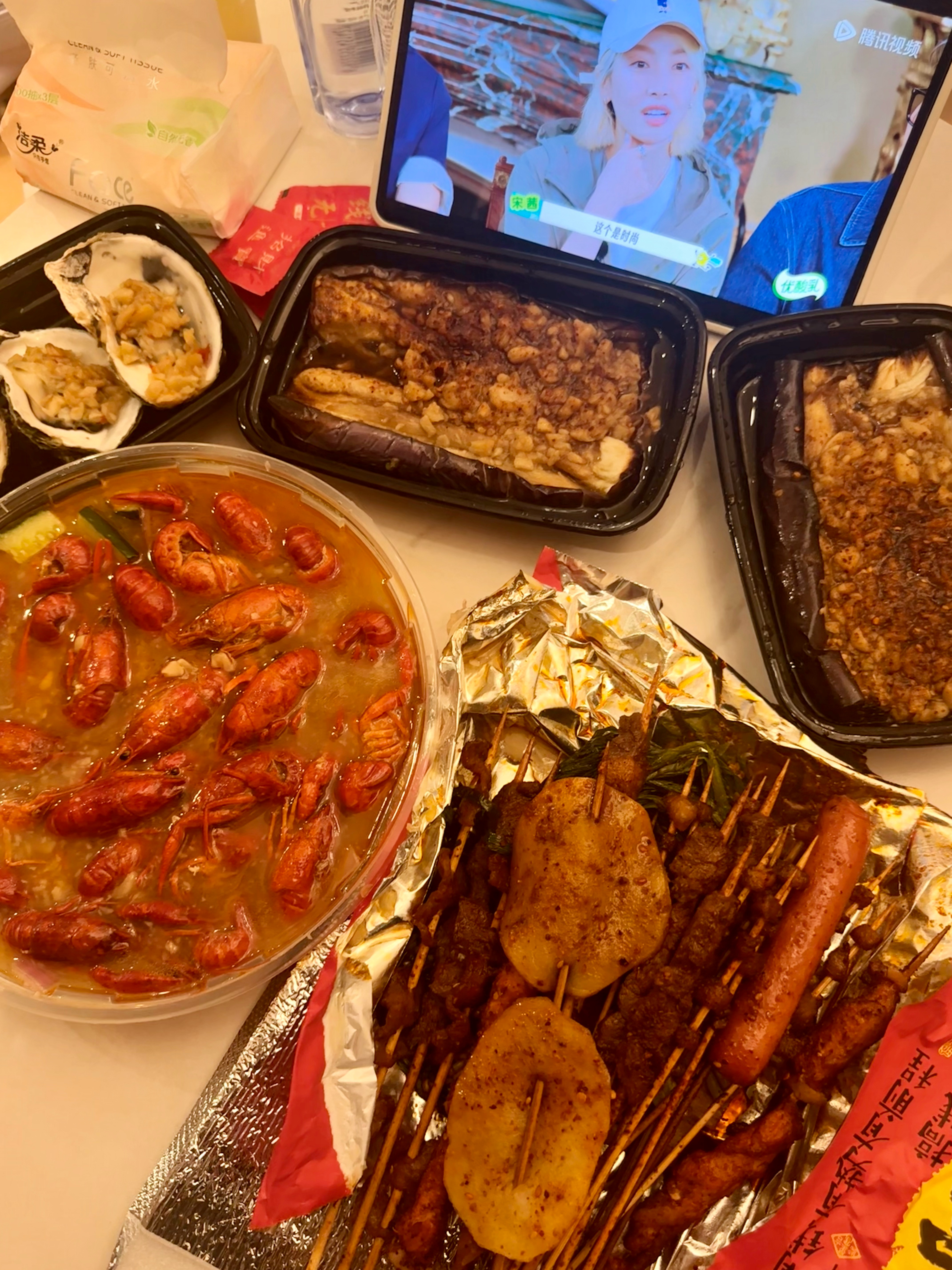 下一秒都要睡着了被这两只猪拉起来吃夜宵