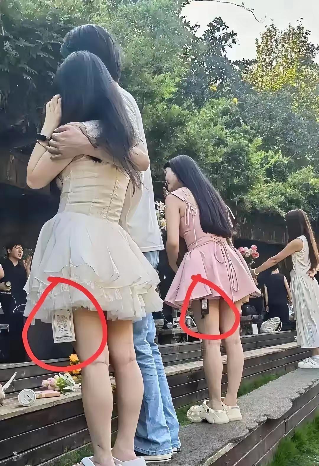 现在年轻人真会买衣服，薅羊毛薅的商家叫苦连连，直接光明正大的穿着吊牌逛街和游玩，