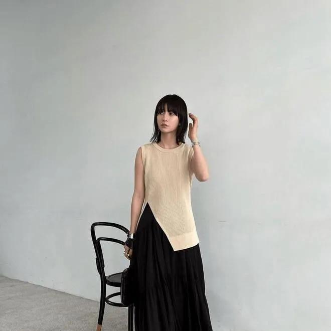 简约优雅，黑白撞色穿搭，时尚感十足！黑白配穿搭美学 白红撞色穿搭 黑白穿搭风 红