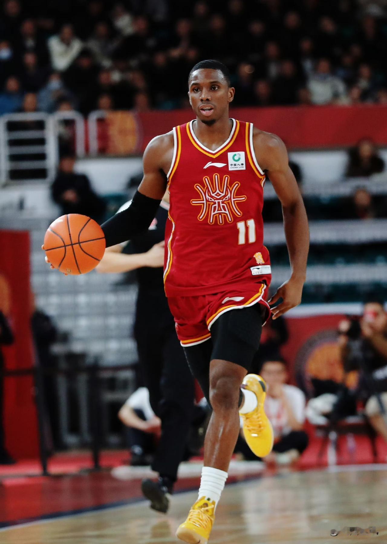 强烈建议迪亚洛今晚主动触发停赛
有个别极端球迷嚷着盼着迪亚洛技术犯规达到第八次后