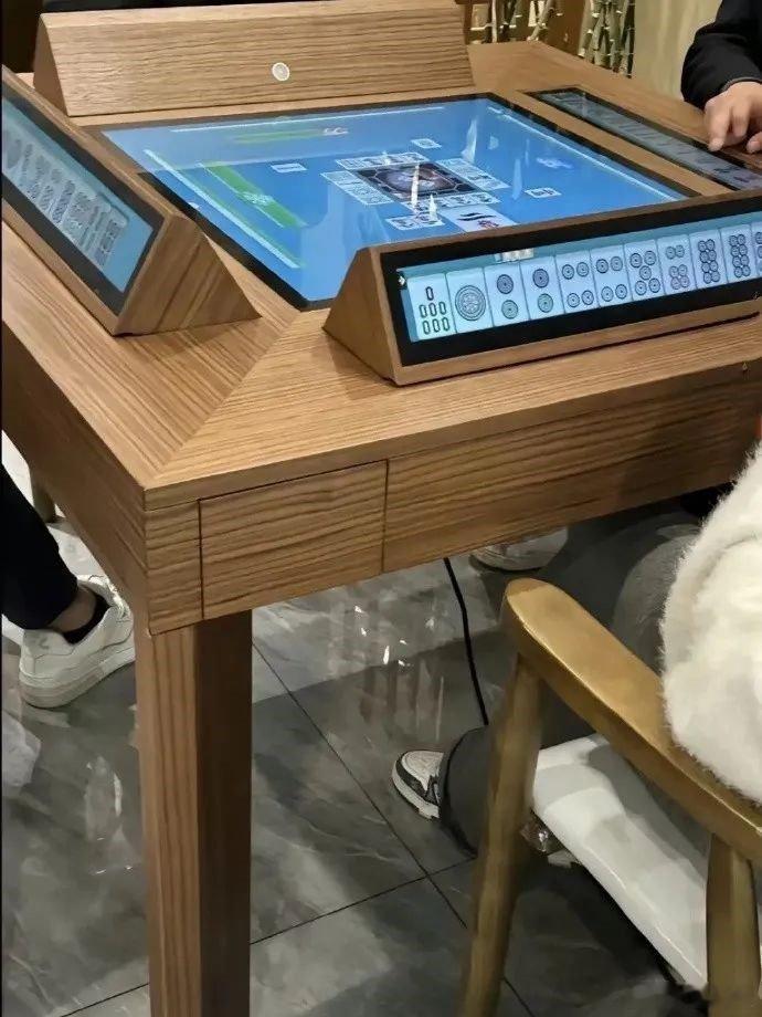 这种感觉...说不上来...就好像在教室里上网课[doge]你们过年会打麻将吗？