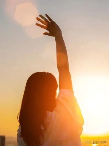 除草剂不是除草的，
是除啥的？
视频里小伙子扔出一句话，像是扔出了一个惊雷。
