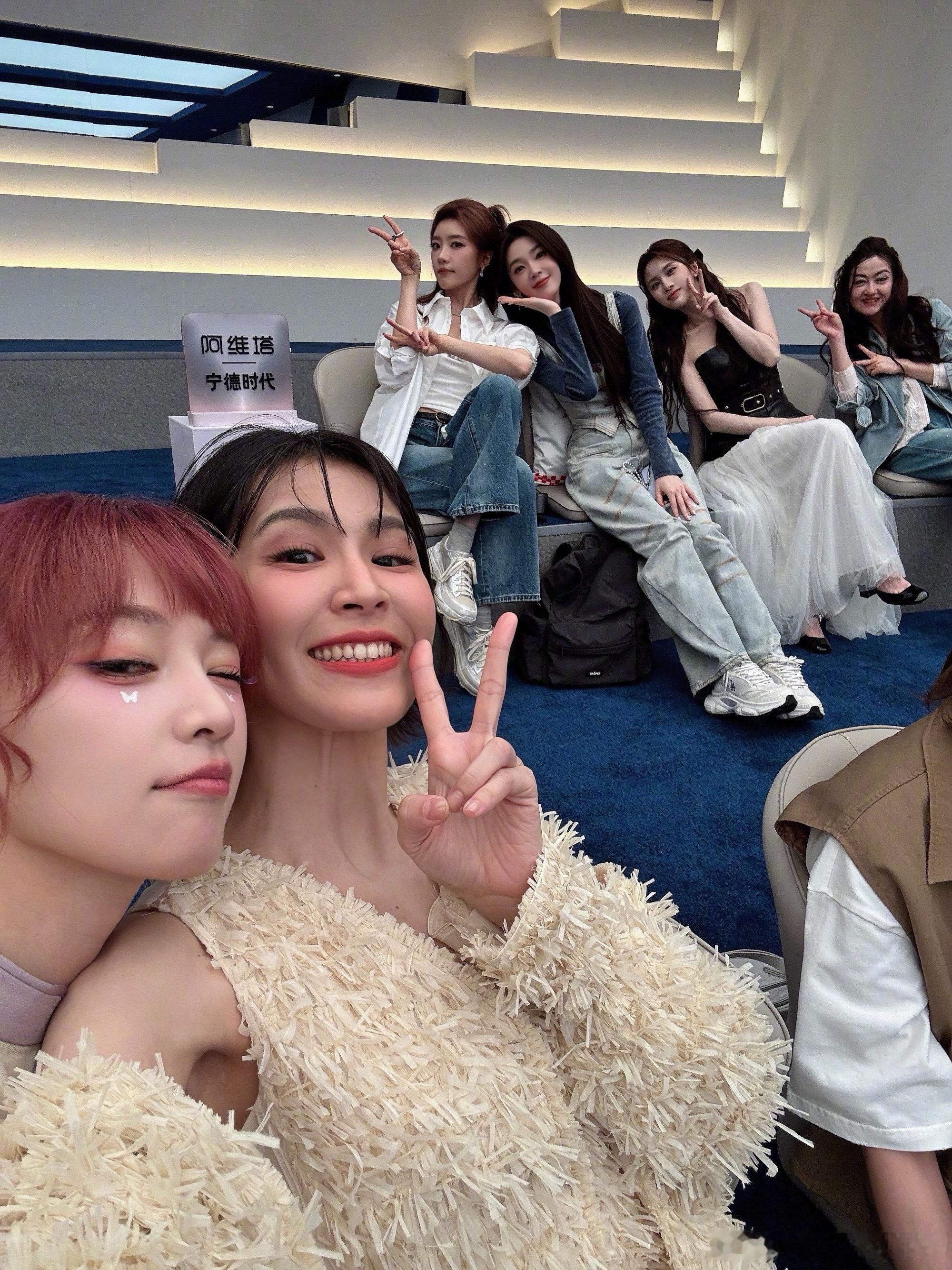 曾沛慈合照含灿量好高曾沛慈一条plog告别4月，接黄灿灿追星运：我担微博发的12