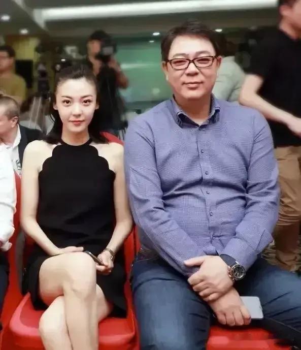 万万没有想到高亚麟现实生活中的妻子这么年轻漂亮，时尚洋气，两人相差了11岁，说是