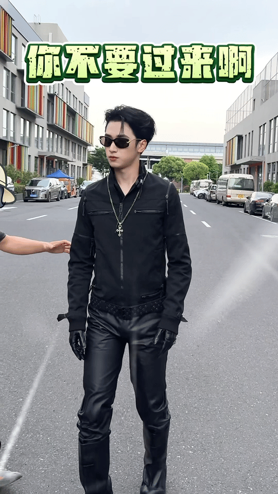 严浩翔谢帝上班就这样被挑衅严浩翔和谢帝最新《巅峰》上班路透！表情包都给整出来了！