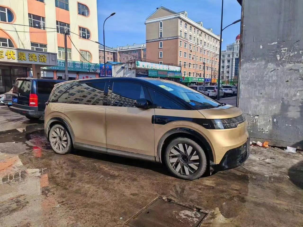 “宝宝巴士”极氪MIX实车曝光，无伪装测试车状态，仔细观察没有滑轨，因为是外翻门