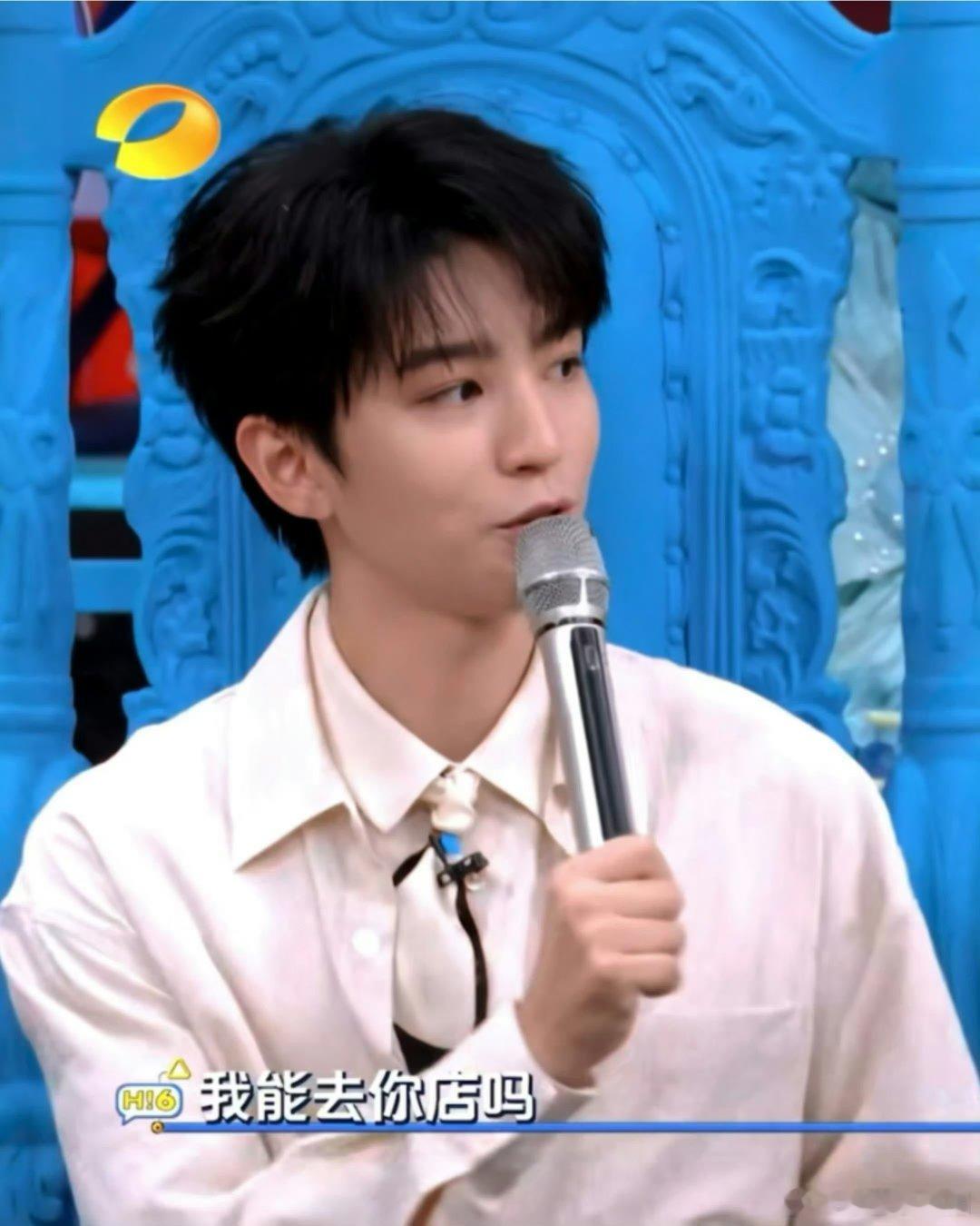 这么浑厚的笑声居然是王俊凯发出来的很难把清冷少年感的外形，和这么厚重有质感的大笑