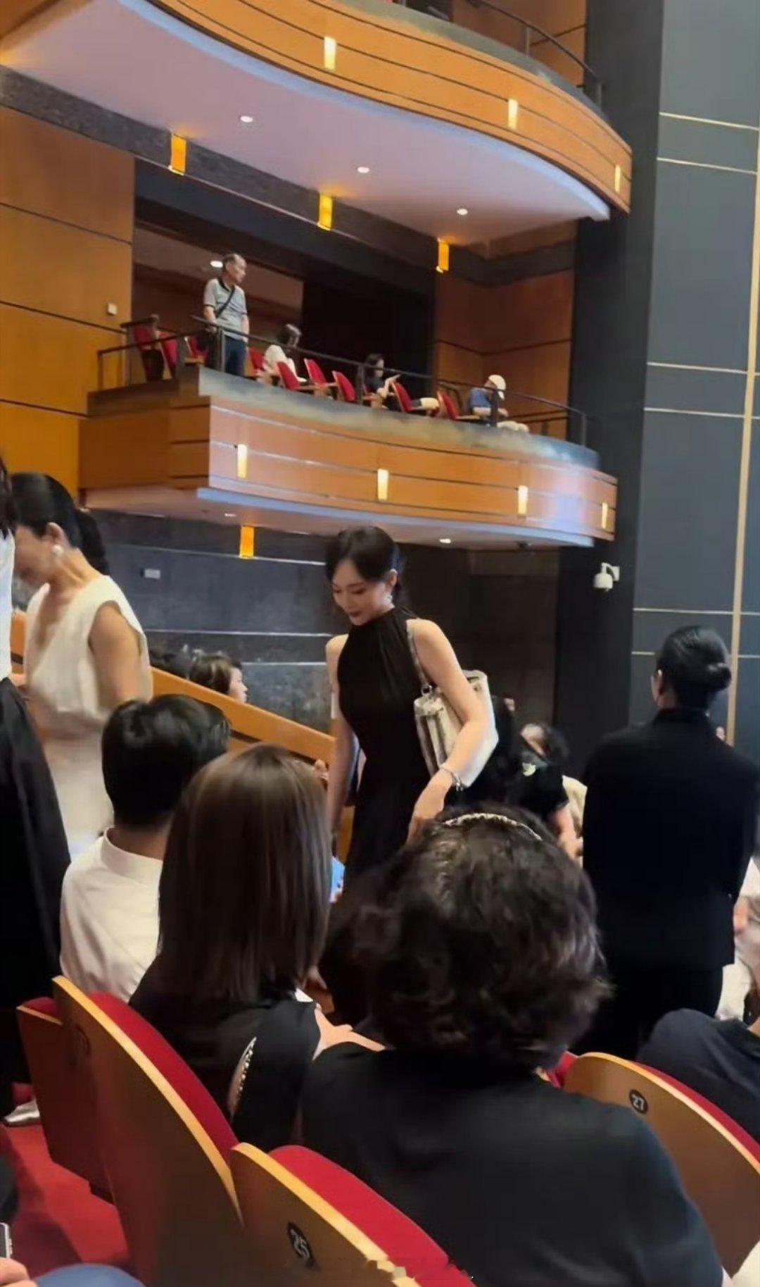 这个唐嫣也太优雅了，这还只是路人随手一拍唐嫣参加女儿幼儿园艺术节