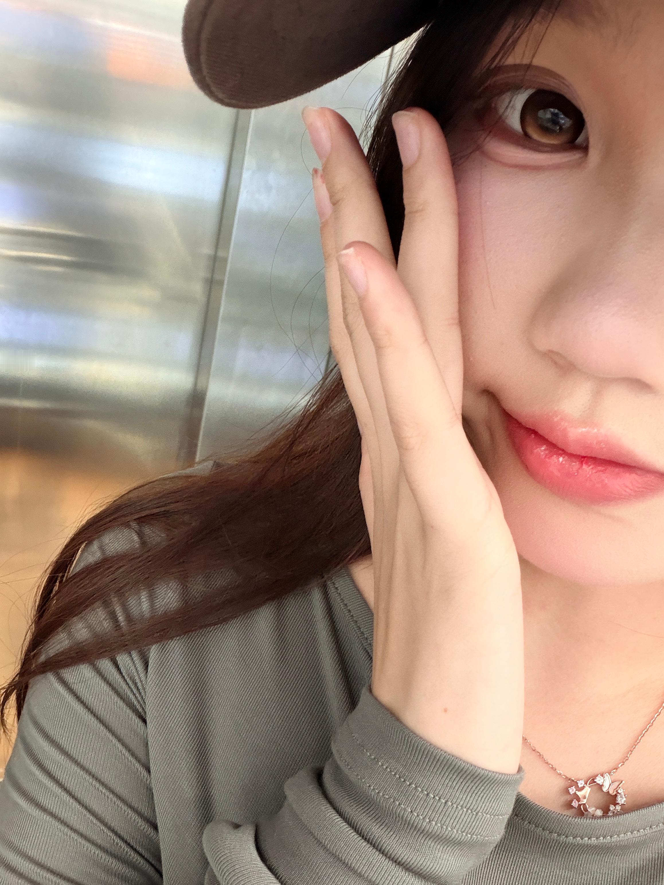 事实证明！高光定轴只适合浓妆（比如图一p了个睫毛） 拍照上镜平时的妆带高光定轴感