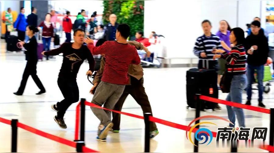 上海浦东机场三名“水客”因强行要求他人分担行李、扰乱公共秩序，已被依法行政拘留 