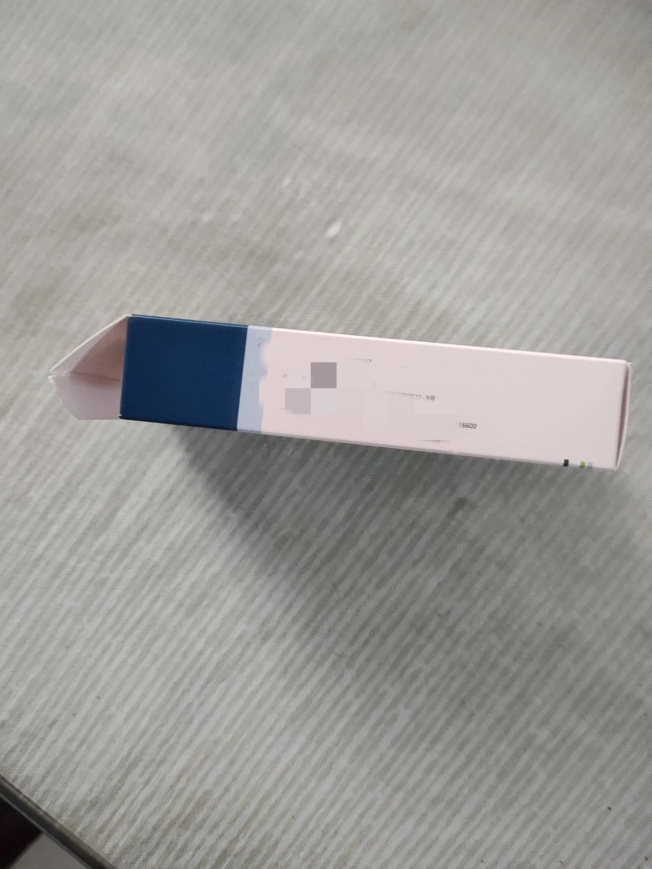 南宁的这次流感来势汹汹，而且有两大特征。有些初中部一个班就有约10个人请假，小学