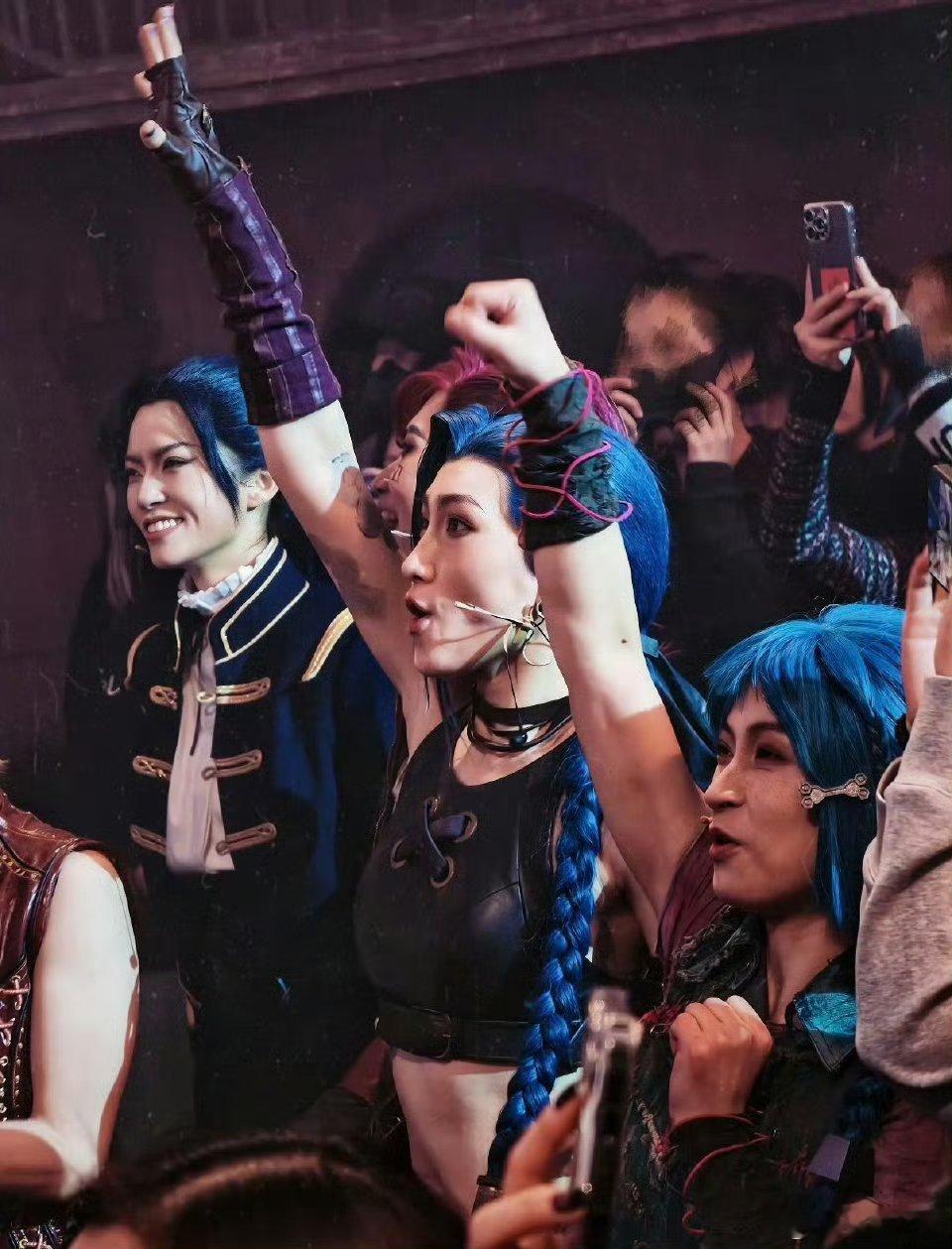 离金克丝只有一米是怎样的体验双城音乐秀延续了IP的高品质。从视觉设计到音乐编排都