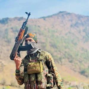 印度士兵在56-1步枪上安装AK203弹匣