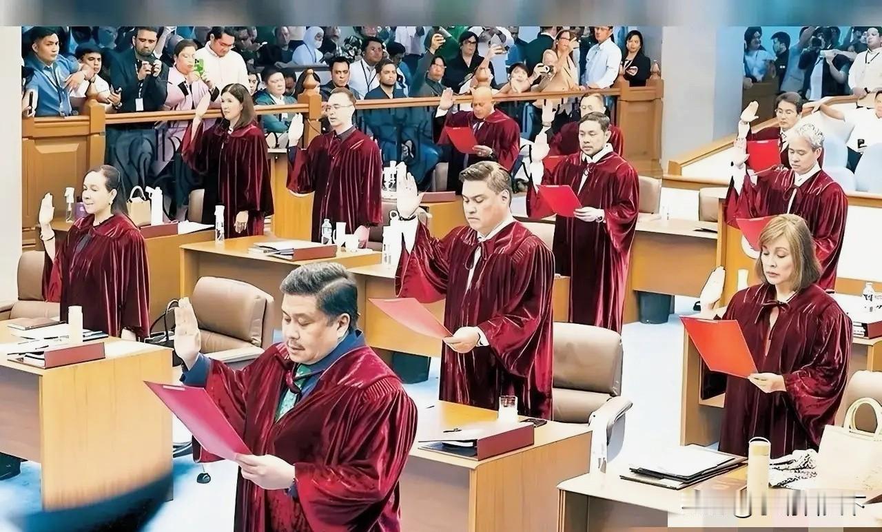 参议院今天下午正式启动针对副总统莎拉的弹劾案庭审，莎拉被弹劾案的庭审正式进入公开