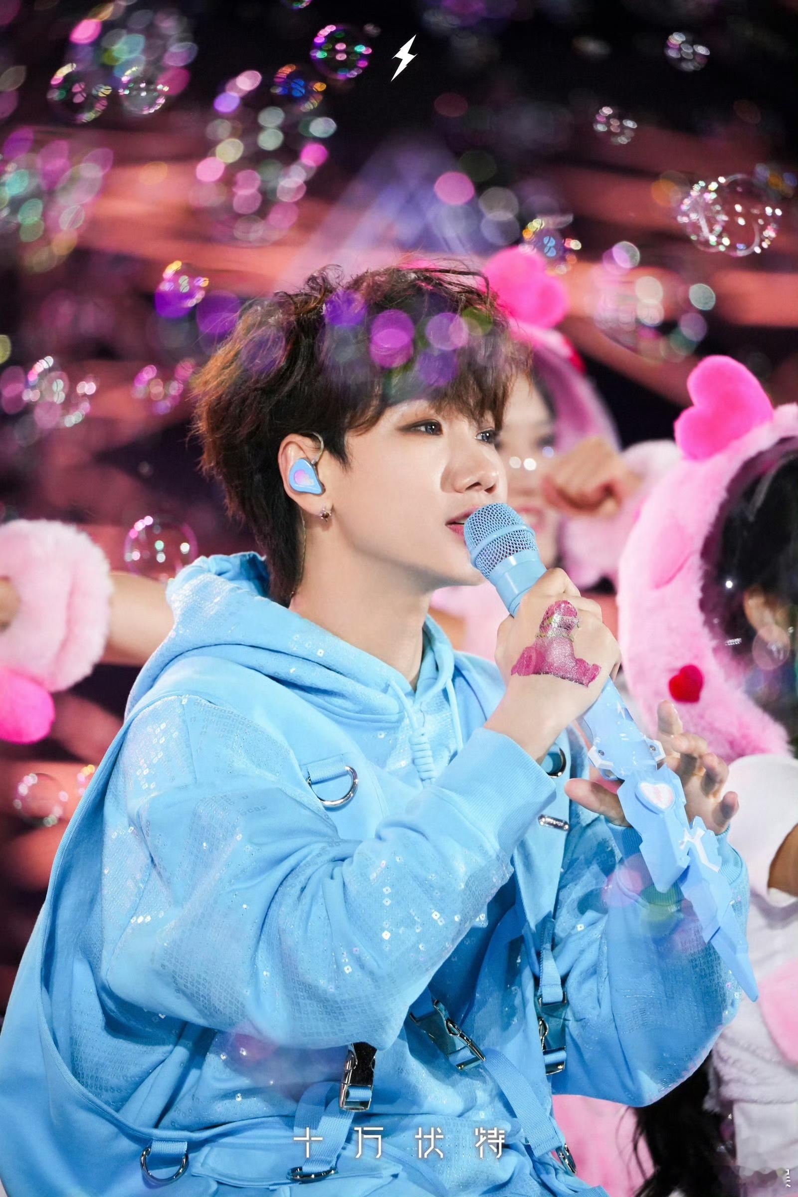 汪苏泷独自和空场馆告别 当演唱会的热潮褪去，汪苏泷留在空场馆，他的每一步都仿佛踏