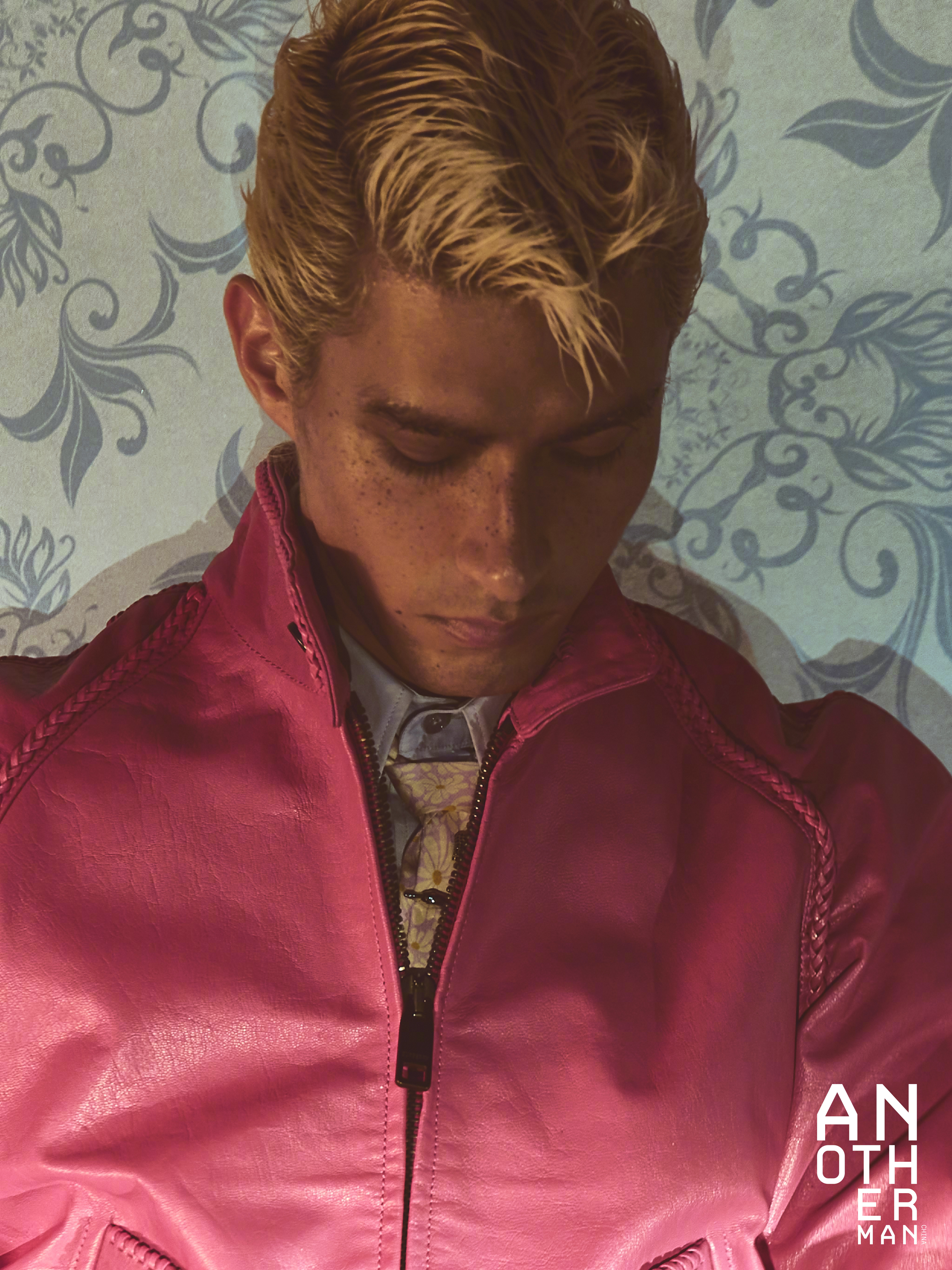 米卡身穿Burberry 登上AnotherMan开季封面。摄影Nick Yan