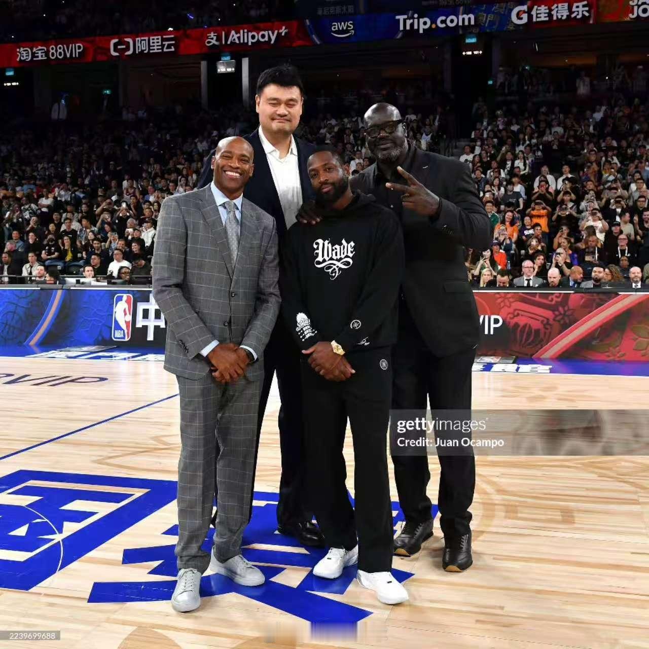 韦大爷现身NBA中国季前赛！ [doge]成龙获赠篮网32号球衣篮网主帅点评曾凡