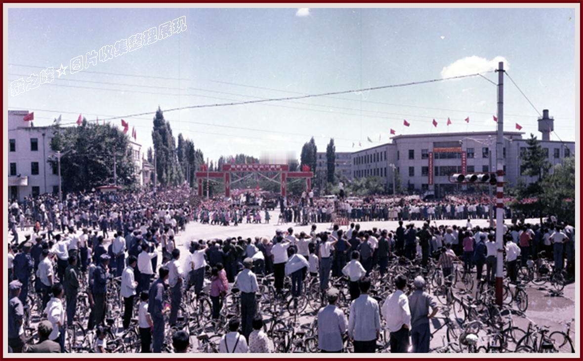 你知道这是呼和浩特什么时候博南路口的旧照片吗？
呼市人专属记忆 这是两张我给拼接