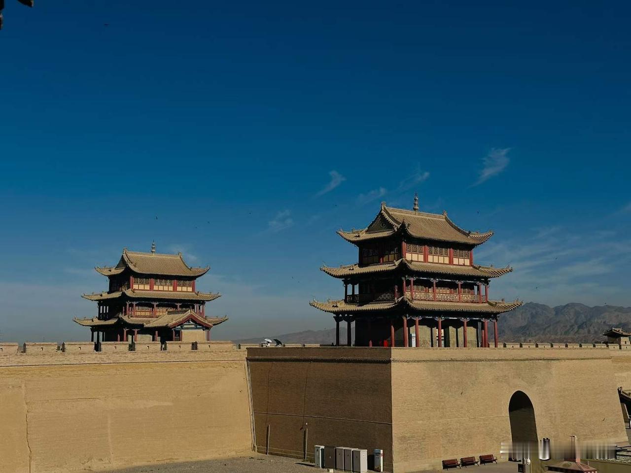 【嘉峪关城楼】
嘉峪关，万里长城的西端起点。站在这里，仿佛能听见六百年前的风穿过