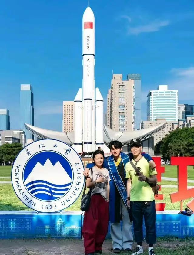 王小虎和张可在台前闹腾，儿子悄悄拿下了东北大学硕士学位。

在本山传媒这群“星二