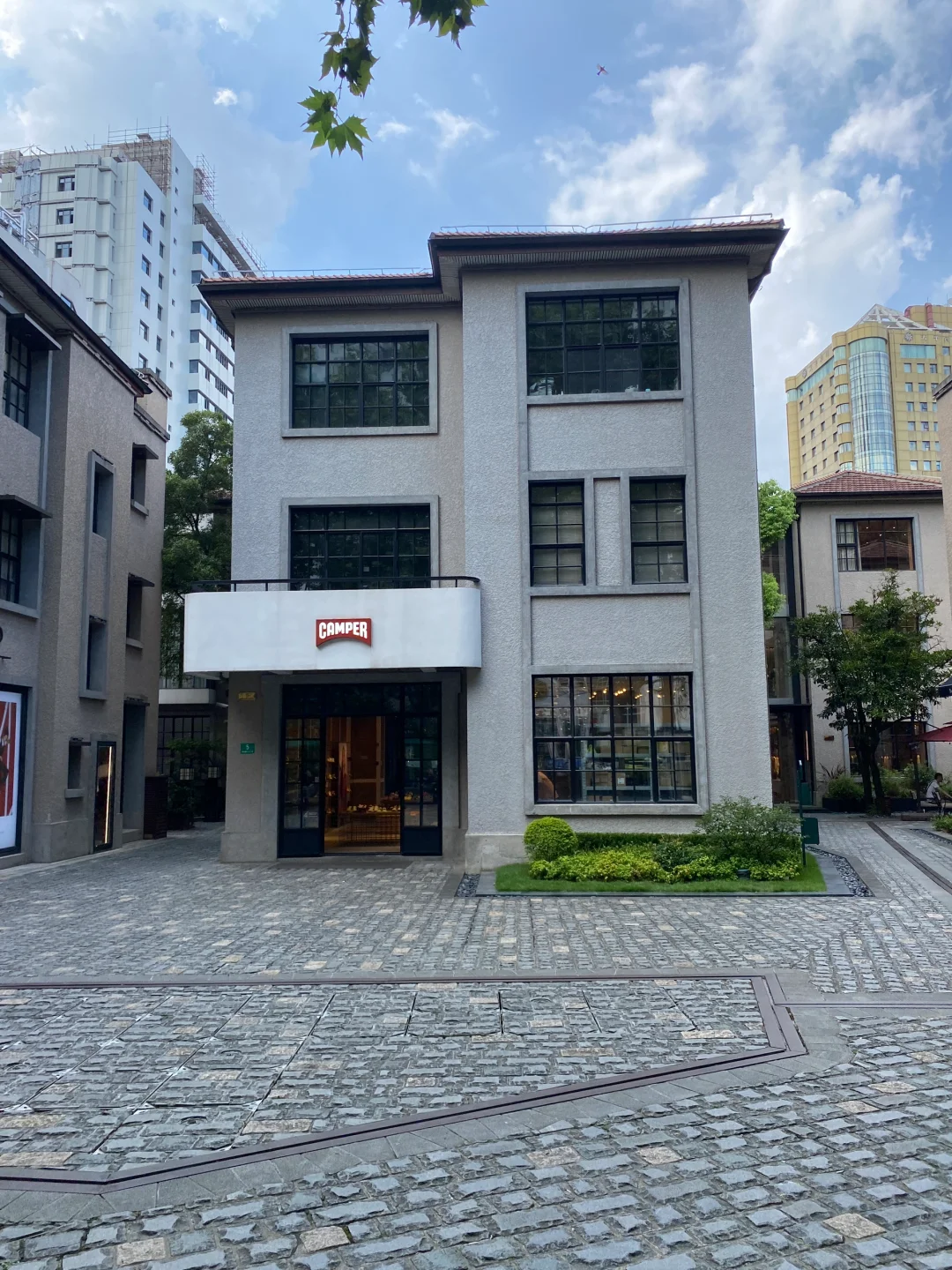 来余庆路工地，路边真的好美