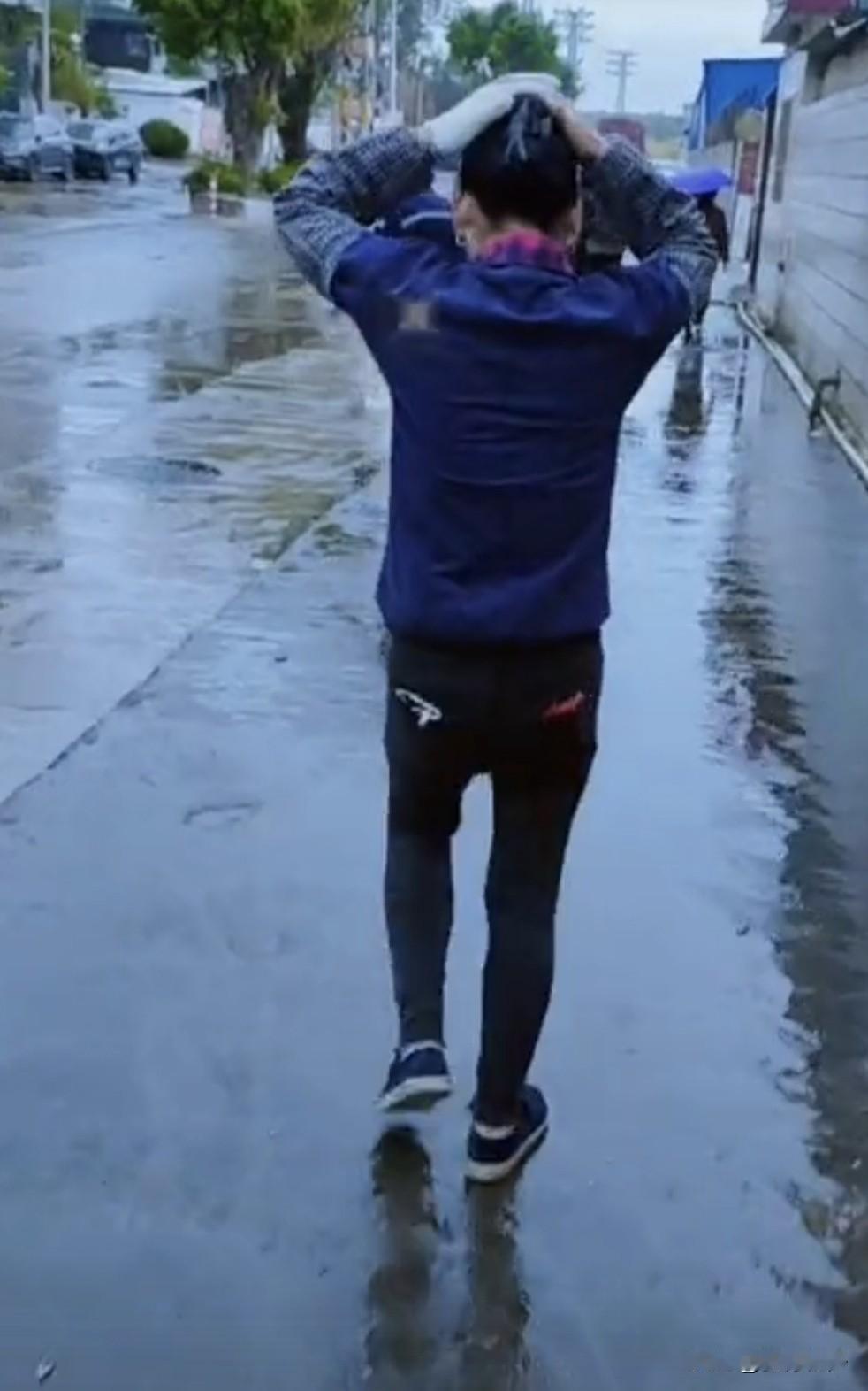 12月25日7点15分，走在上班路上，零是小雨点变成牛毛细雨了，没打伞的女工用手