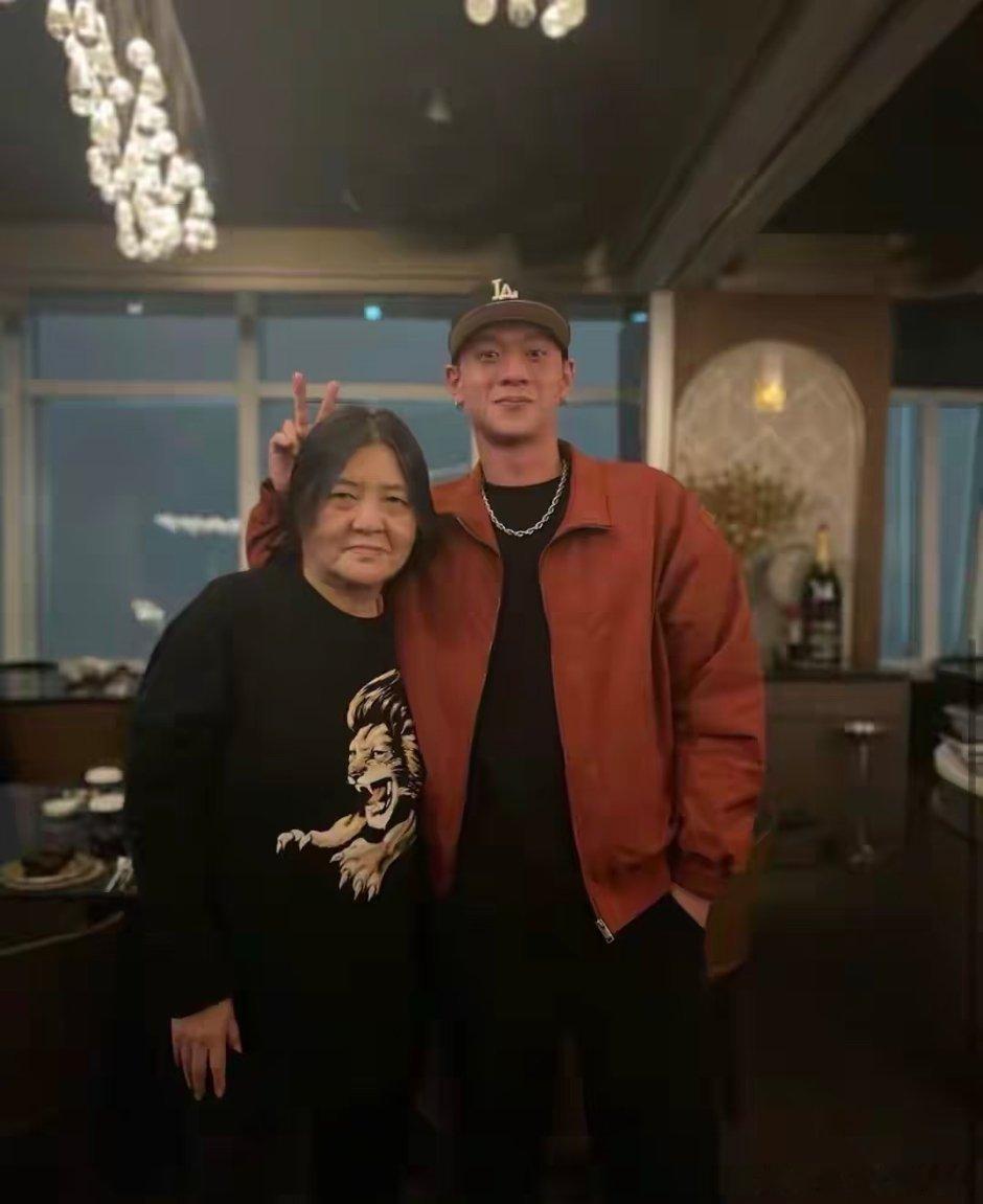 陈宝莲23岁儿子近照曝光，与邱瓈宽吃年夜饭。宽姐真有情有义啊 