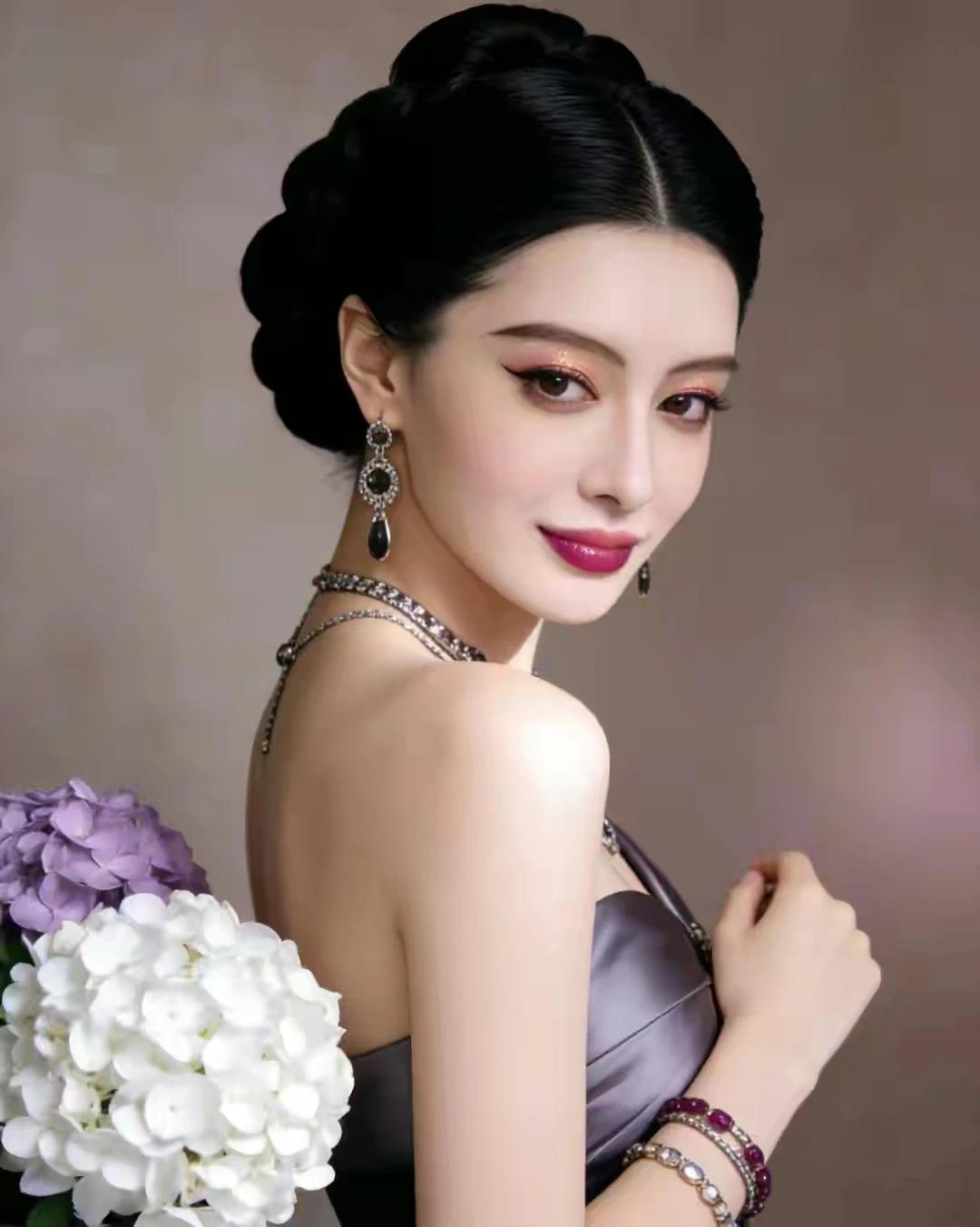 绝色美人，一眼万年。
清冷贵气，东方缪斯。
艳若桃花，婀娜多姿。
偏若惊鸿，宛若