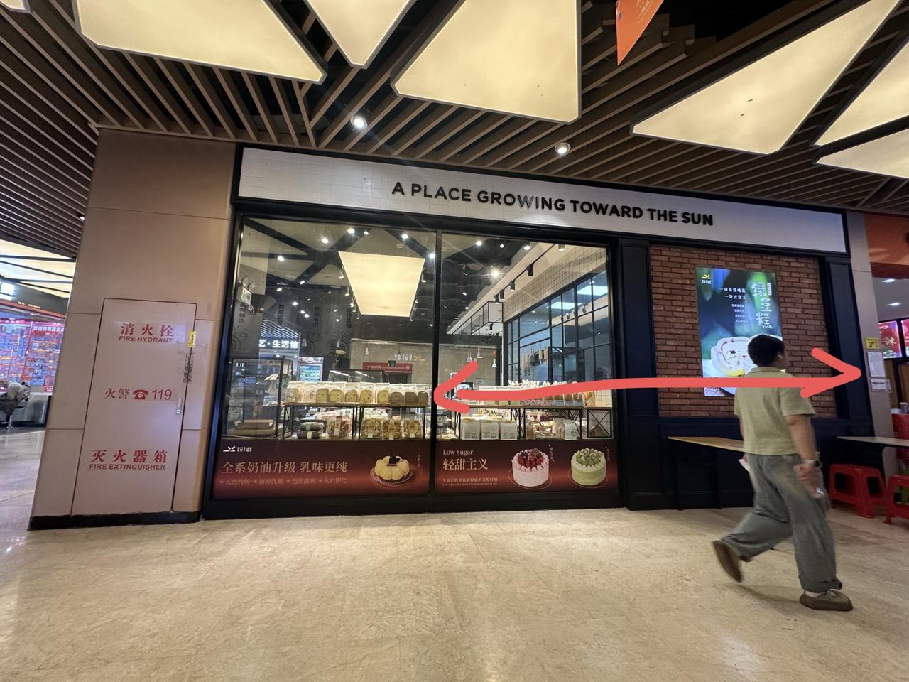 岳家嘴地铁站下面小铺子23.9平，人流量非常大，中午用餐高峰期家家爆满，租金6k