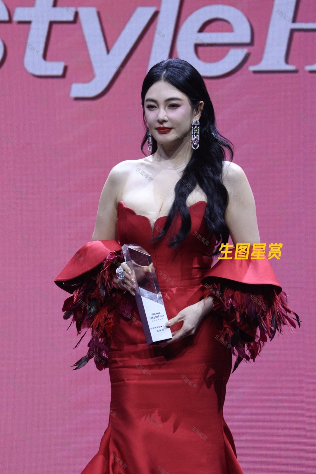 张雨绮费加罗盛典内场台上，红蔷薇炽热夺目，十足贵气感🌹❤️ ​​​