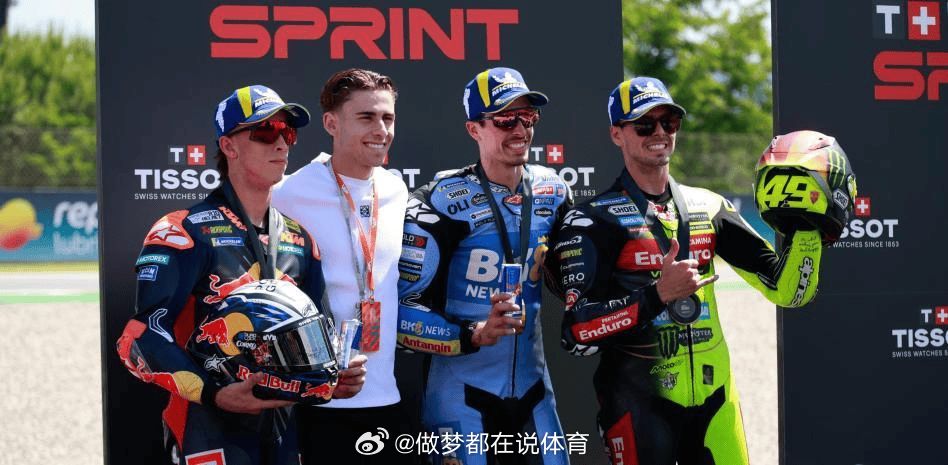 据报道，本周六，巴萨中场费尔明现身蒙特梅洛赛道，观看了MotoGP冲刺赛，并在比