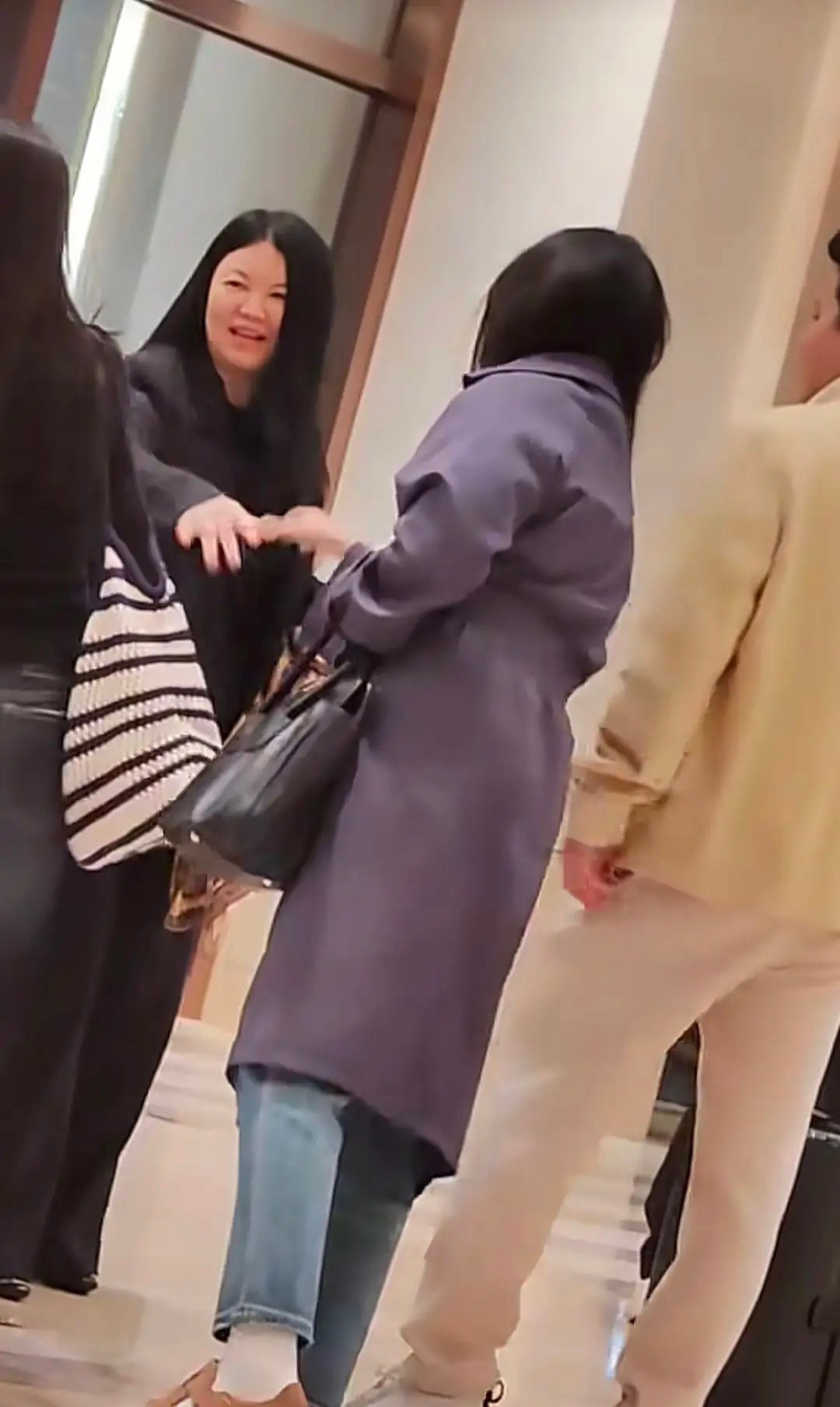 有网友在北京某酒店偶遇李湘、王诗龄母女。李湘长发披肩，脸蛋看着圆润，笑容满面，正
