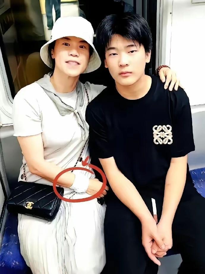 原来戴镯子还得用保护套，那戴它的意义又何在呢？ 