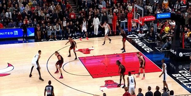 一个新人在NBA赛场上的表现，居然引起了如此轰动。

他就是文班亚马，一个身高2