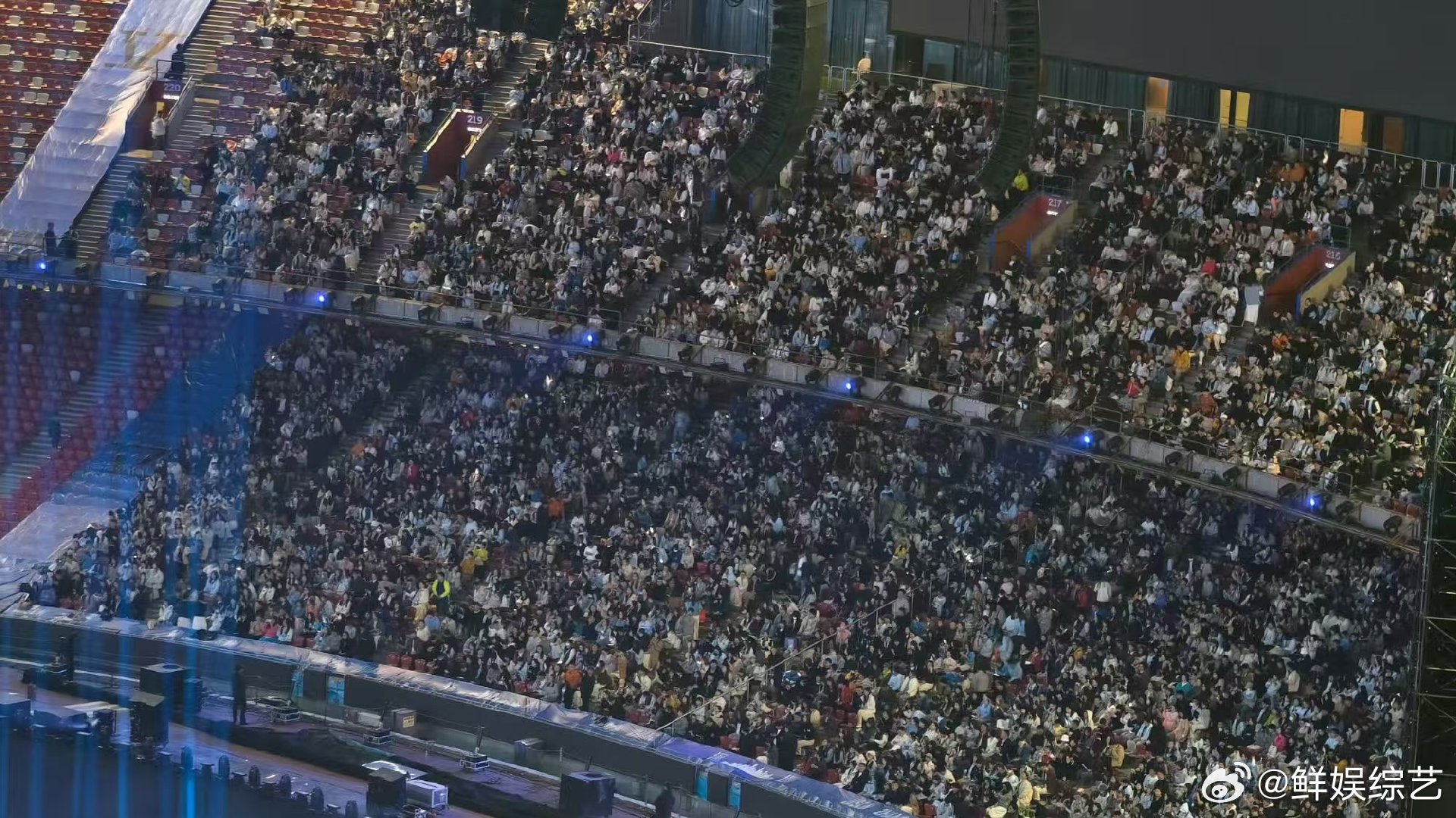 张杰鸟巢上座率16 场连开，场场爆满，张杰用实力证明上座率天花板。 