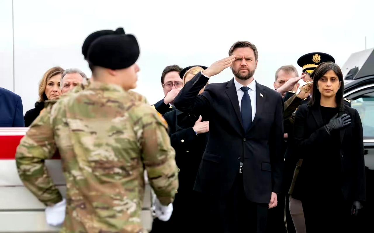 最近低调的万斯在机场出席接回美军遗体的活动。 ​​​