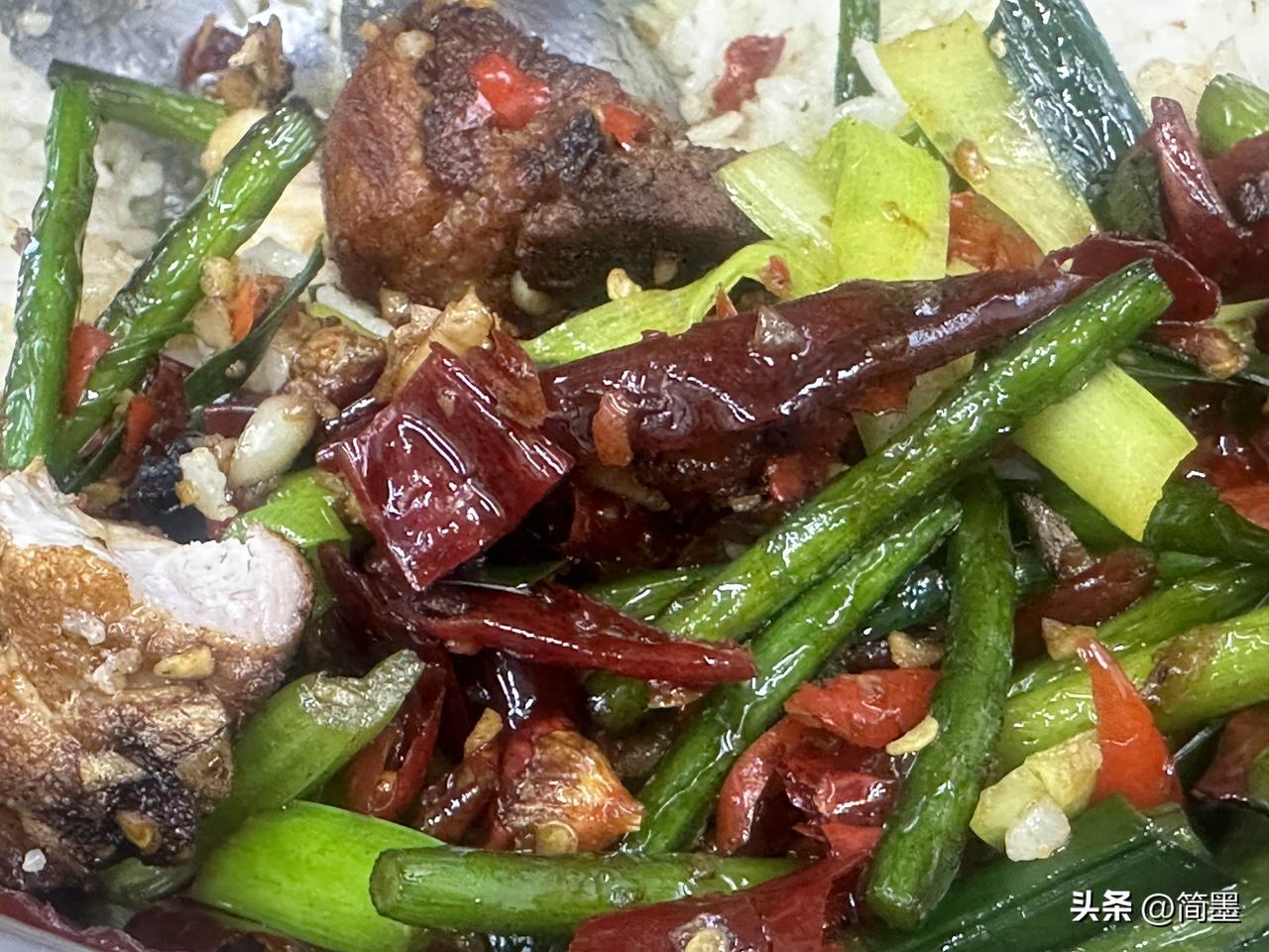 江西菜真的是辣椒炒一切吗？我有发言权。之前饭搭子是江西人，拉着口味清淡的我去吃江