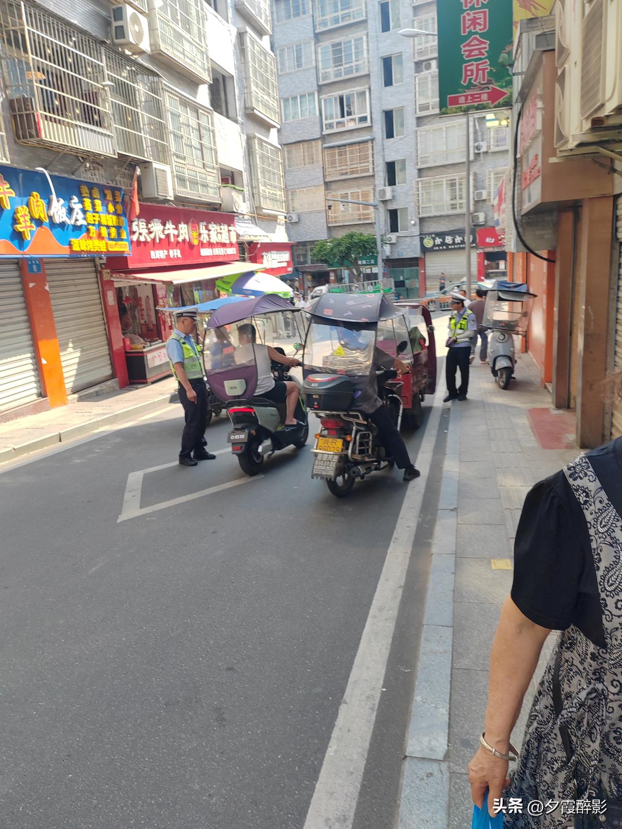 南部的乡亲们注意了！金洞桥现场正在查车（刚实拍）
 
刚在金洞巷实拍，街边交警在