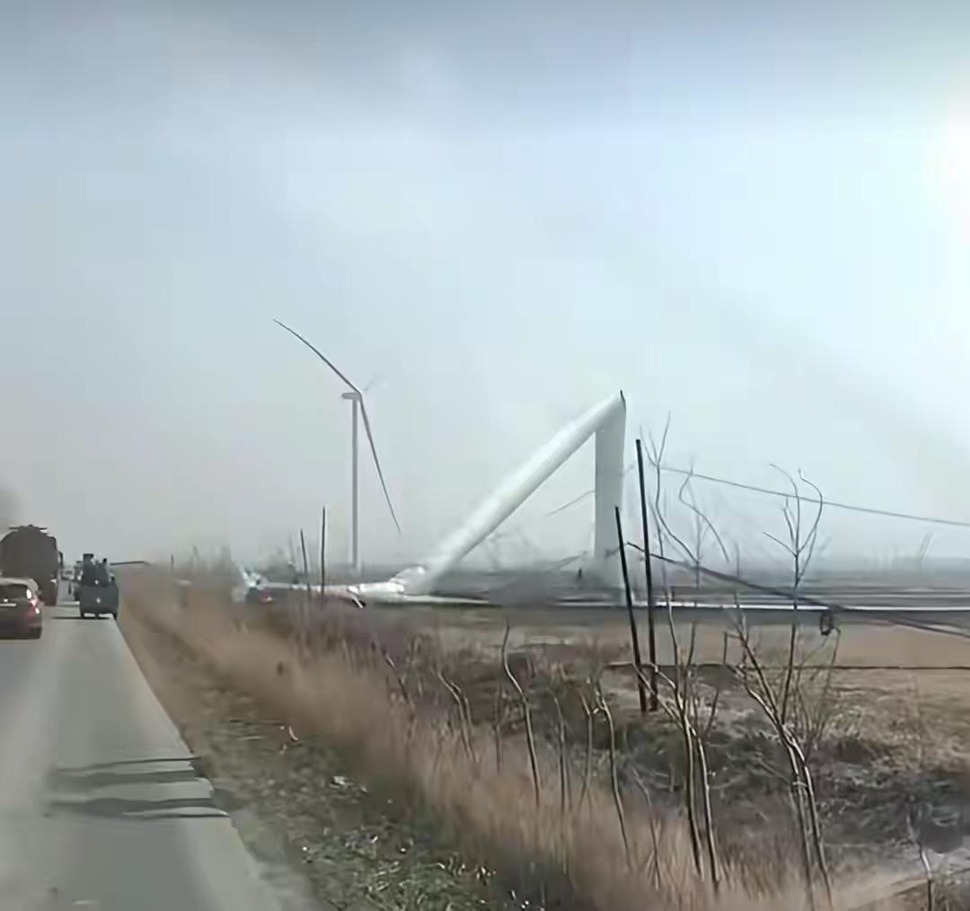 辽宁铁岭一风力发电机断裂坠地，镇政府：无伤亡，正调查是否和大风有关

据媒体报道