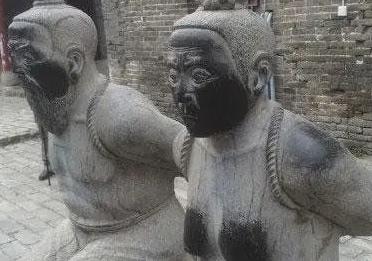 秦桧长跪岳飞庙，到底冤不冤？
有段时间，为秦桧翻案的声音甚嚣尘上，最常见的也是最