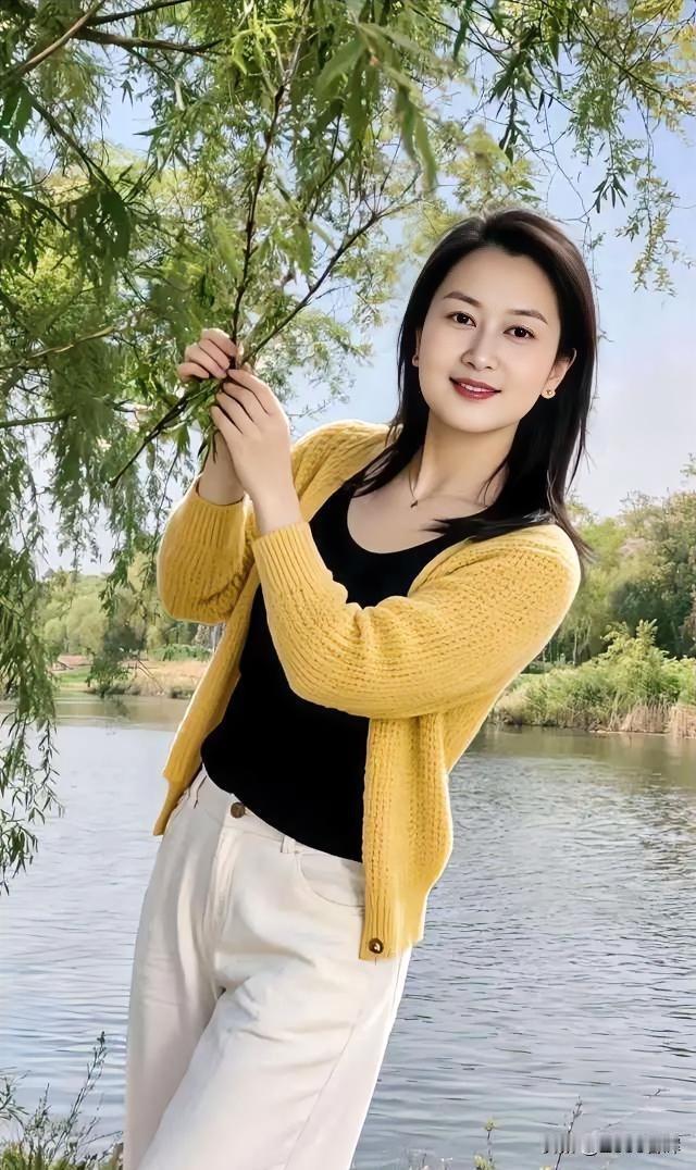 柳枝轻摇，黄衫映水，风暖春深，岁月温柔如你。
