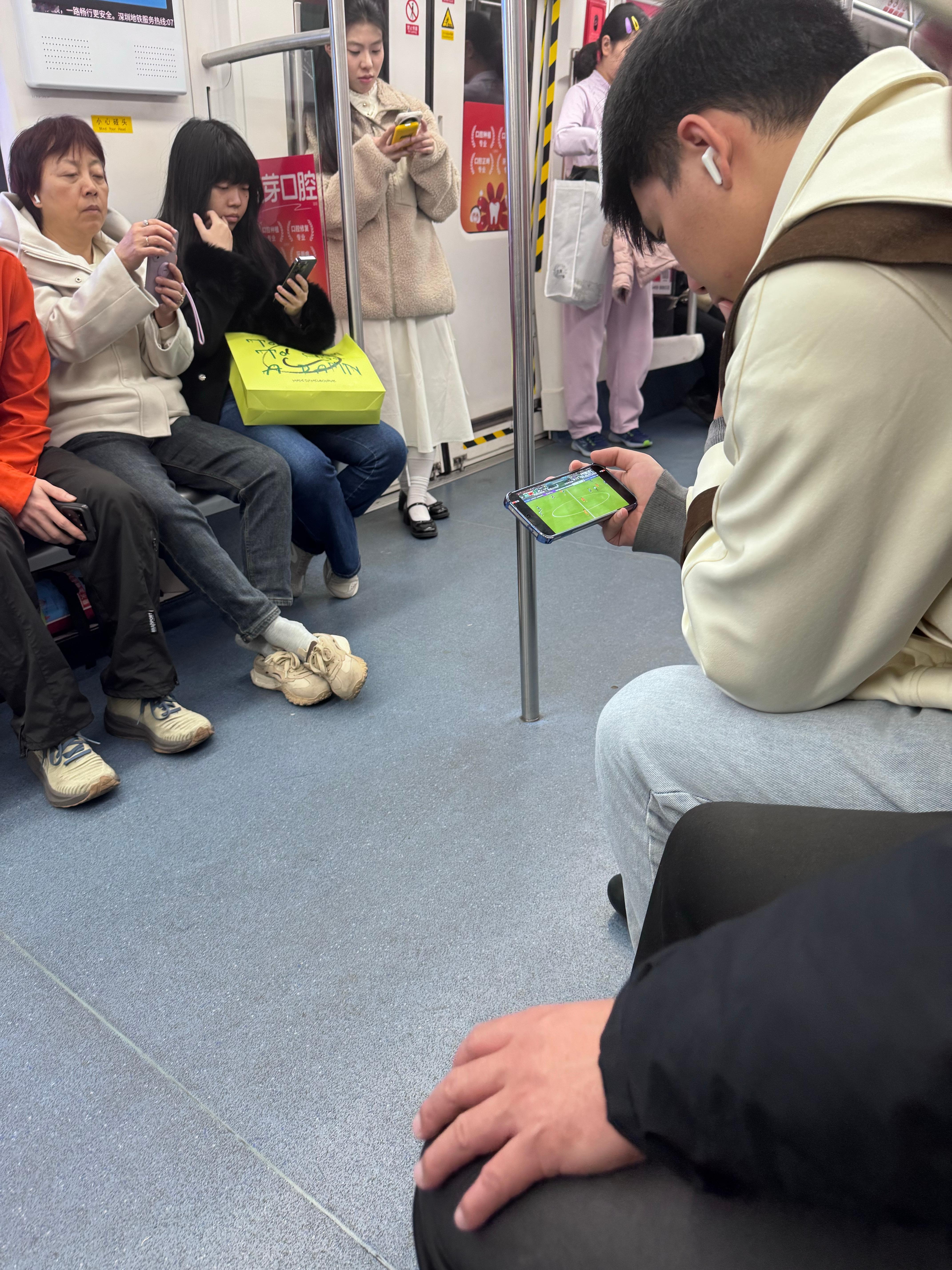 披星戴月赶回家的路上，在地铁上看U23国足对阵日本的决赛。末班地铁上，身旁同是看