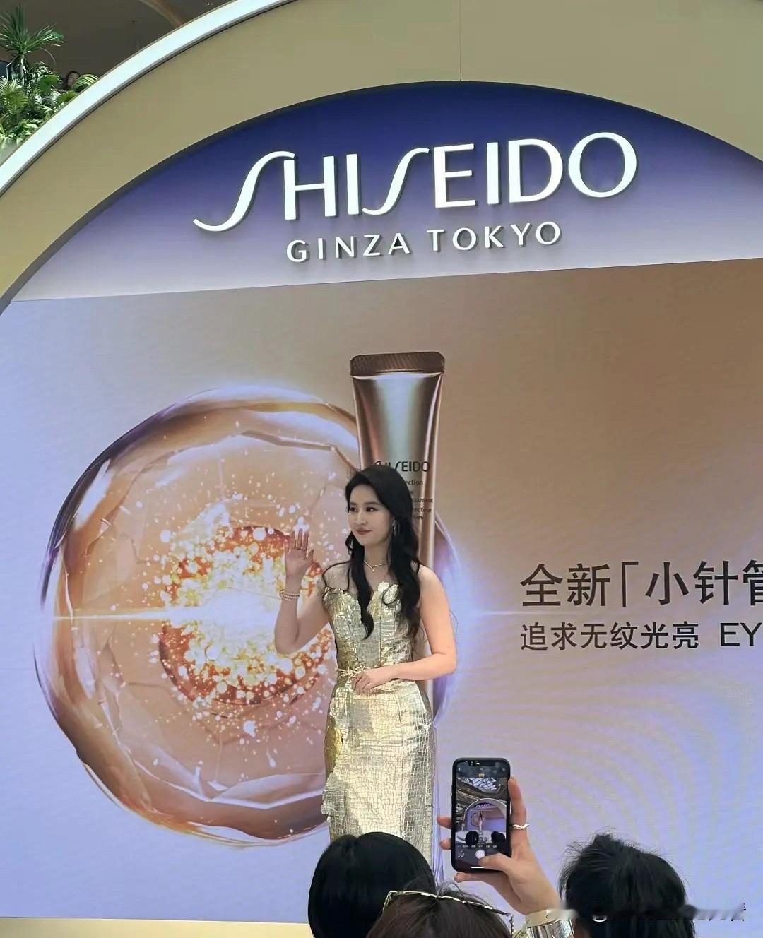 那么多年过去了，刘亦菲还是大家眼里的小仙女，一直没变，无论走到哪，大家都会尽全力
