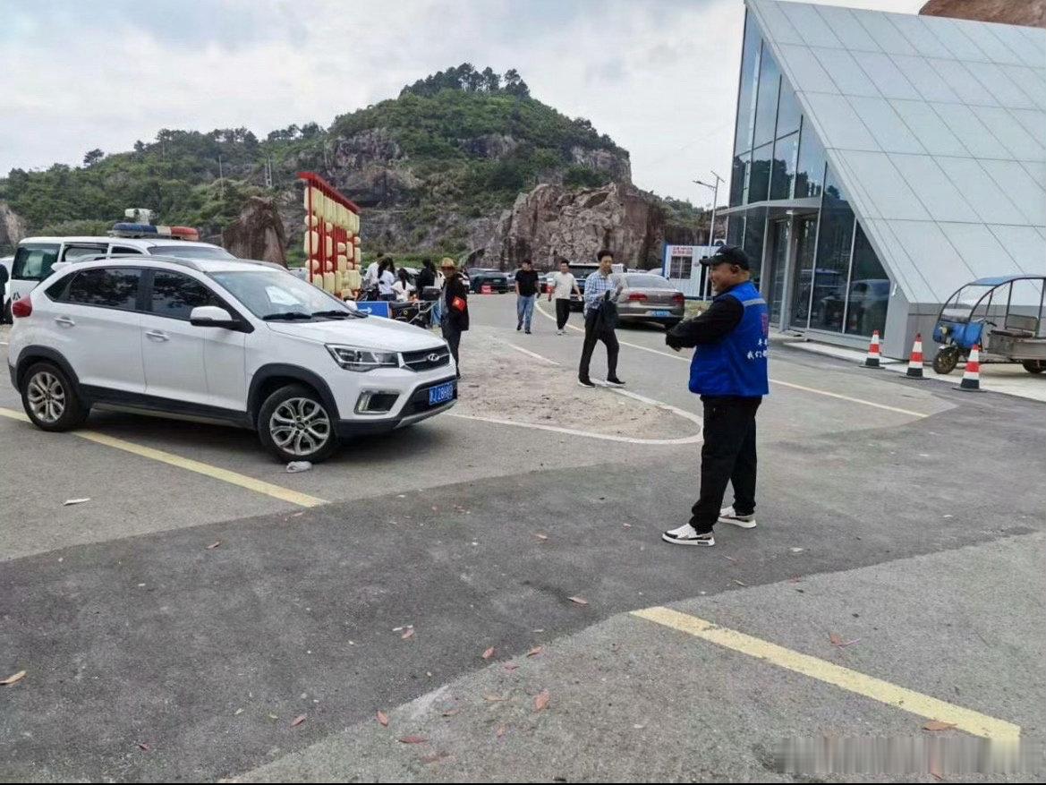 烟火气里台州网格员用平凡守护绘就温暖画卷三门蛇蟠乡山前村网格员俞良杰扎根基层，每
