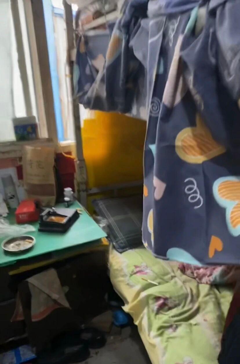 晒一晒自己真实的打工生活。
住着简陋的出租屋，吃着简单的饭，但上的班却是没日没夜